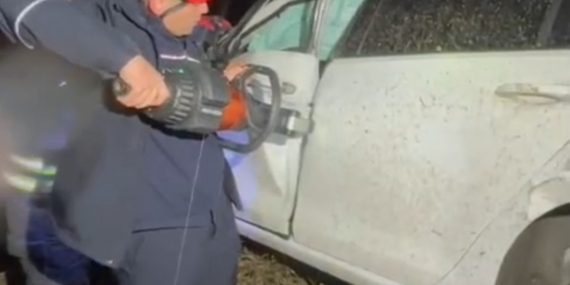 Adana’da şarampole yuvarlanan otomobildeki 2 kişi yaralandı