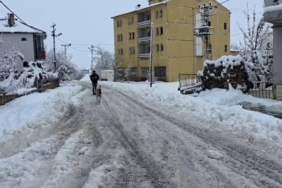 Adana’nın o ilçesinde kar hayatı durdurdu: Yollar kapandı, okullar tatil edildi