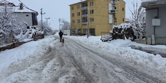 Adana’nın o ilçesinde kar hayatı durdurdu: Yollar kapandı, okullar tatil edildi