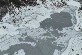 ’Adana’nın Sibiryası’nda Kürebeli Barajı buz tuttu