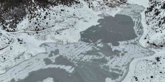 ’Adana’nın Sibiryası’nda Kürebeli Barajı buz tuttu