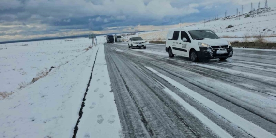 Adilcevaz’da kar ve buzlanma nedeniyle onlarca araç yolda kaldı