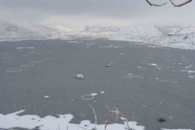 Adıyaman’da Çat Barajı’nın yüzeyi buz tuttu