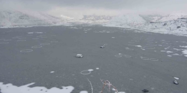 Adıyaman’da Çat Barajı’nın yüzeyi buz tuttu