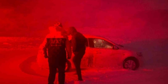 Ağrı’da AFAD ekipleri mahsur kalan vatandaşlara ulaştı