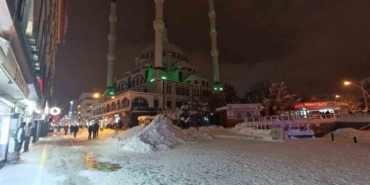 Ağrı’da çatıdan düşen buz sarkıtı yoldan geçen bir kişiyi yaraladı