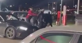 Akaryakıt istasyonunu boks ringine çevirdiler