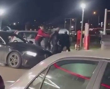 Akaryakıt istasyonunu boks ringine çevirdiler