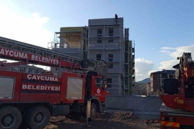 Alacağını tahsil edemediğini iddia eden işçi inşaat iskelesine çıktı