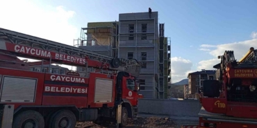 Alacağını tahsil edemediğini iddia eden işçi inşaat iskelesine çıktı