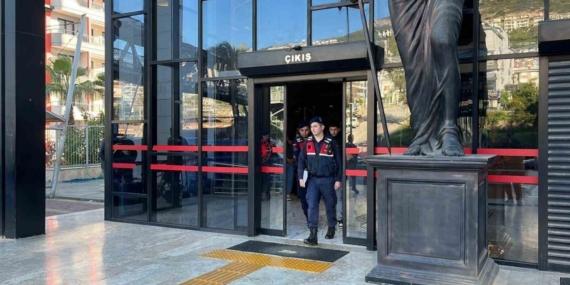 Alanya’da görevli polislerin üzerine motosiklet sürdüler, kayıta aldıkları görüntüleri sosyal medyada paylaştılar