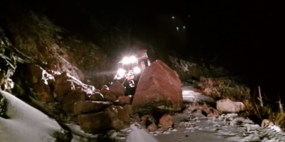 Alanya’da heyelan nedeniyle kapanan yolları açma çalışmaları sürüyor