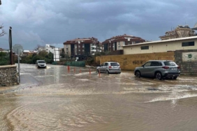 Alanya’da yağmur , dolu ve fırtına hayatı olumsuz etkiledi