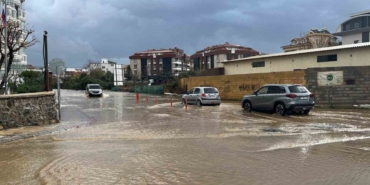Alanya’da  yağmur , dolu ve fırtına hayatı olumsuz etkiledi