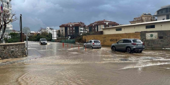 Alanya’da  yağmur , dolu ve fırtına hayatı olumsuz etkiledi