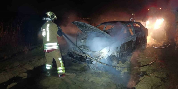 Alevlere teslim olan otomobil kullanılmaz hale geldi