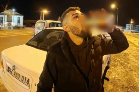 Alkollü araç kullanırken yakalandı, ehliyetine el konulunca araç başında içmeyi sürdürdü