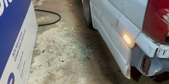 Alkolmetreyi üflememek için direndi, dolmuşun camını kafasıyla kırdı