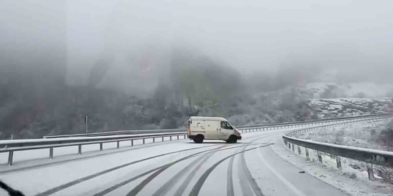 Amasra’da kar yağışı sürücülere zor anlar yaşattı