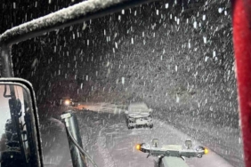 Amasya’da karlı dağ yolunda mahsur kalan aile greyderle kurtarıldı