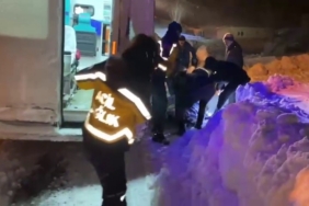 Ambulans karla mücadele ekiplerinin yardımıyla hastaya ulaştı