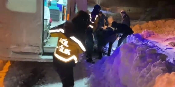 Ambulans karla mücadele ekiplerinin yardımıyla hastaya ulaştı