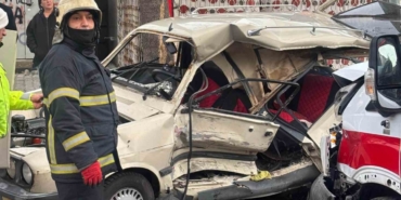 Ambulansla çarpışan otomobil hurdaya döndü: 2 yaralı