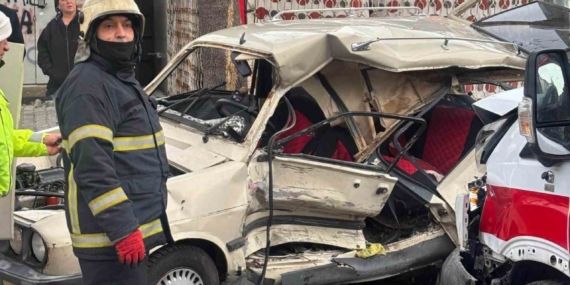 Ambulansla çarpışan otomobil hurdaya döndü: 2 yaralı
