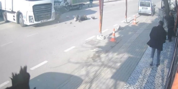 Anayola çıkan tıra, motokurye böyle çarptı