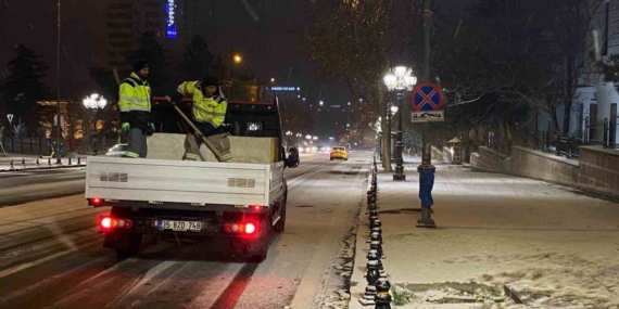 Ankara yeni yıla kar yağışı ile girdi