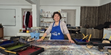 Ankaralı ebru sanatçısı geleneksel baskı sanatını yerinde öğrenmek için Tokat’a geldi