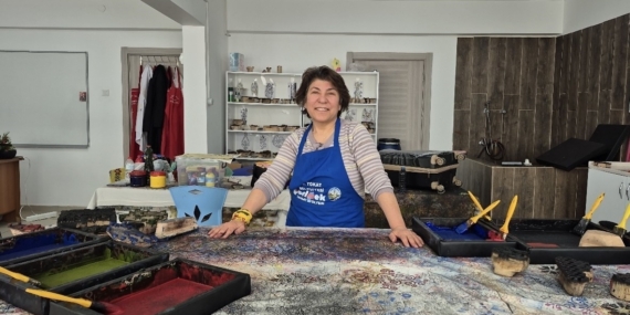 Ankaralı ebru sanatçısı geleneksel baskı sanatını yerinde öğrenmek için Tokat’a geldi