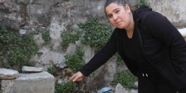 Annesinin yanındayken duvarın üzerindeki telefonu çaldı