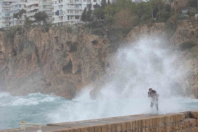 Antalya’da çatı uçtu, aracın üzerine tabela devrildi, elektrik telleri koptu