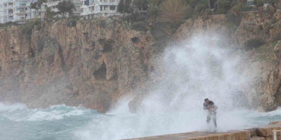 Antalya’da çatı uçtu, aracın üzerine tabela devrildi, elektrik telleri koptu