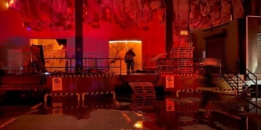 Antalya’da market deposu alev alev yandı, temel gıda alanı küle döndü