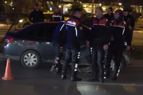 Antalya’da polisten kaçan sürücü kaza yaptı