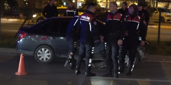 Antalya’da polisten kaçan sürücü kaza yaptı