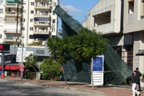 Antalya’da şiddetli rüzgar inşaat iskelesini yerinden söktü