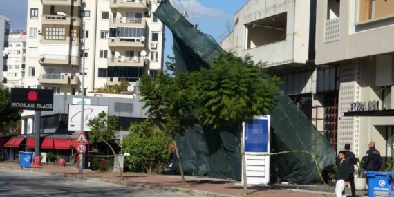 Antalya’da şiddetli rüzgar inşaat iskelesini yerinden söktü