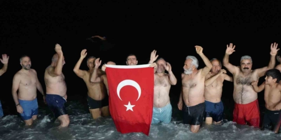 Antalya’de ritüel bozulmadı, deniz tutkunları 2026’ya da denizde girdi