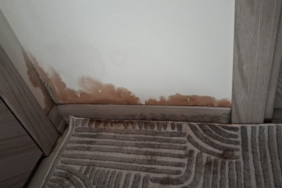 Apartman dairelerinin her yerinden su sızmaya başladı