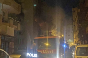 Apartman dairesi küle döndü, ev sahibi komşuların yardımıyla evden çıkartıldı