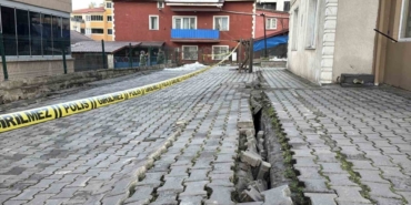 Apartman önündeki çatlaklıklar istinat duvarına zarar verdi