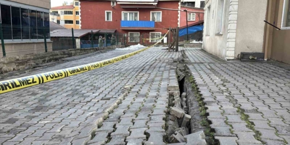 Apartman önündeki çatlaklıklar istinat duvarına zarar verdi