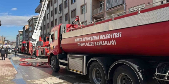 Apartmanın çatısında çıkan yangın korkuttu