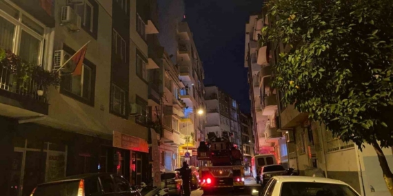 Apartmanın çatısından yükselen yoğun duman ekipleri harekete geçirdi
