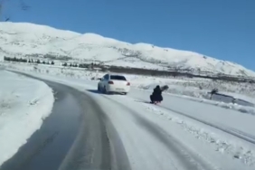 Araca bağladığı kızağı metrelerce çekti