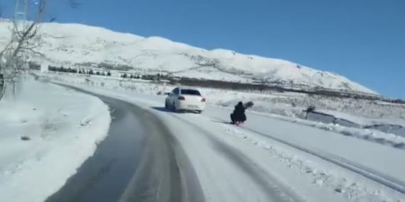 Araca bağladığı kızağı metrelerce çekti
