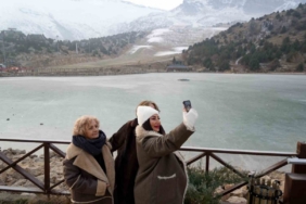 Ardıçlı Gölü buzla kaplandı